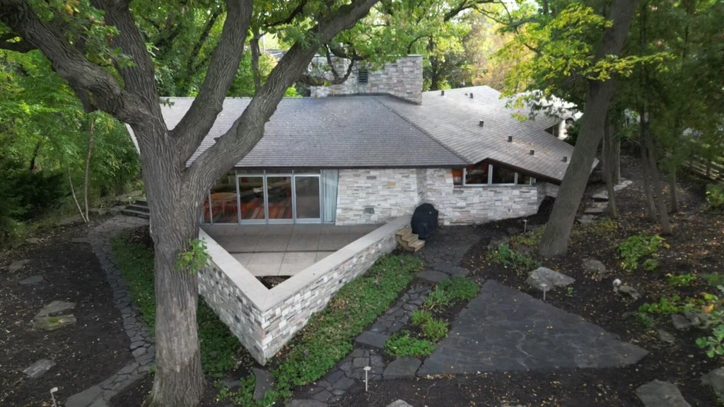 Home designed by iconic architect Frank Lloyd Wright now on the market — WCCO / CBS Minnesota, Plymouth Real Estate news