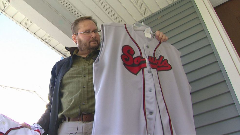 Brewers fan makes long drive from Wisconsin to Tampa Bay for Game 3 — Fox 11 Green Bay Local, Plymouth Sports news