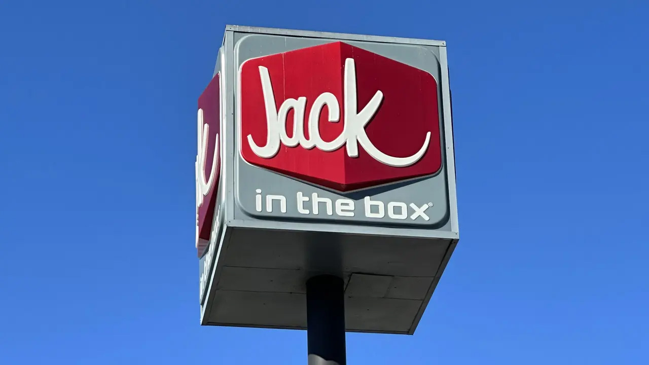 Scalding hot coffee thrown into fast-food manager’s face by angry customer, DA says — Plymouth Dining news